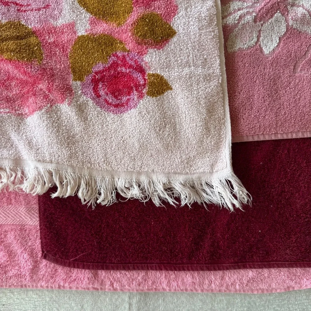 Vintage Pink Floral Bath Towel Lot 4 Cottage Granny Core Burgundy Retro Bath Vtg